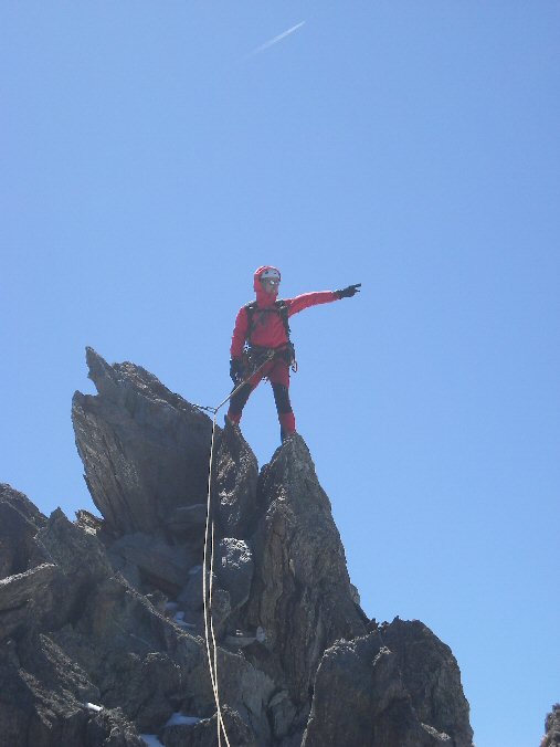 Arete du Soleil (34c).jpg - L�-bas on voit le Mont Blanc
